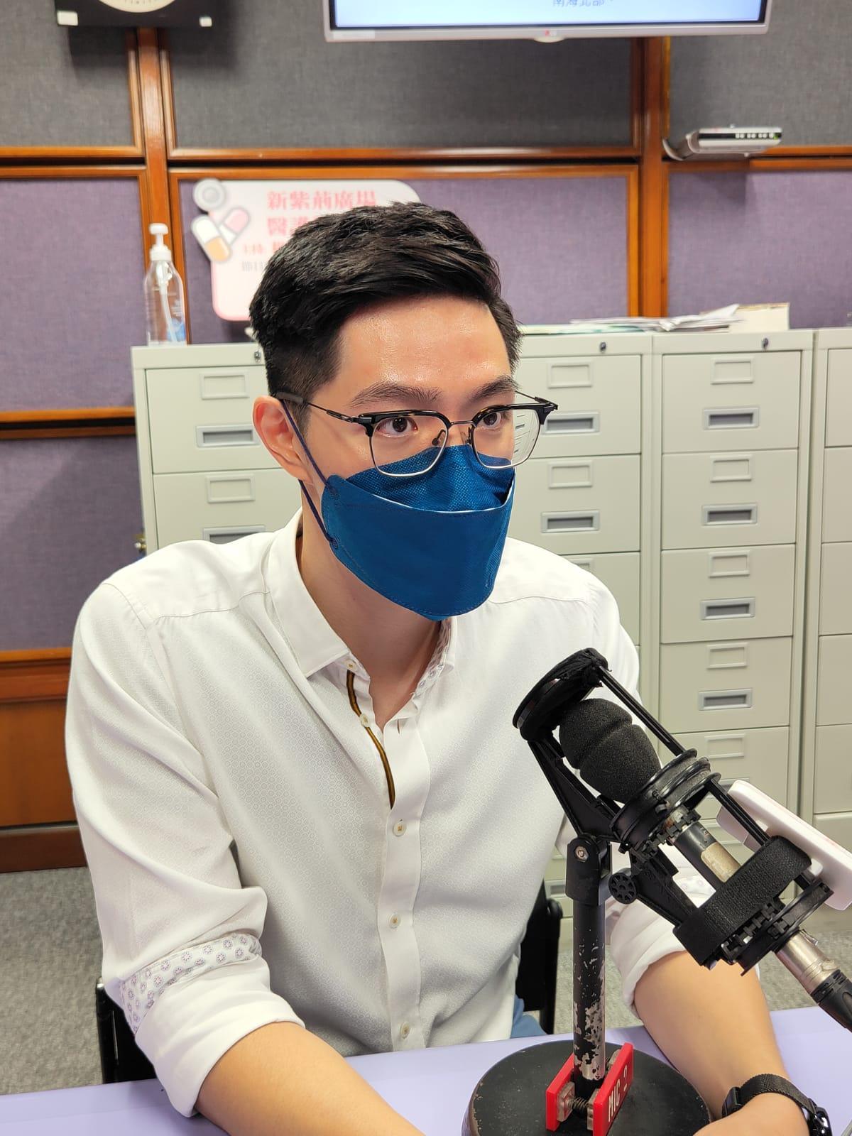 Dr. Kenneth Yung speaking about wisdom tooth treatment during the radio interview